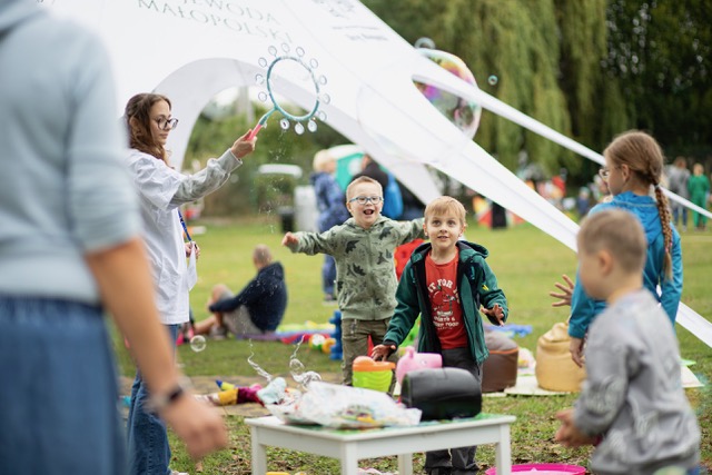 Piknik charytatywny Stowarzyszenia &bdquo;Tęcza&rdquo; w Niepołomicach
