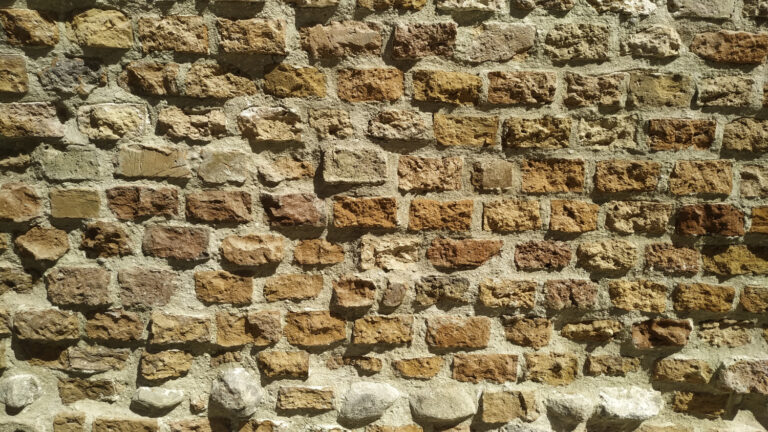 Średniowieczny mur odkryty w Zamku Żupnym. Trwa modernizacja kompleksu