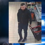 UWAGA! Kradzież artykuł&oacute;w spożywczych w Wieliczce. Policja publikuje wizerunek mężczyzny