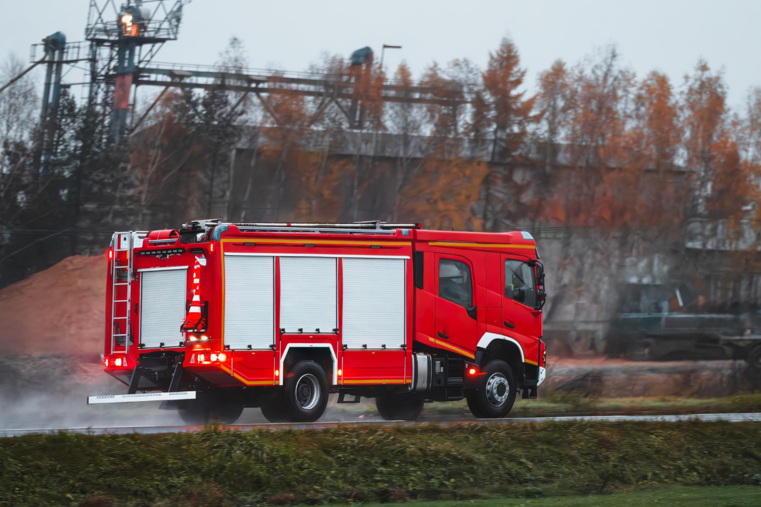 Pożar w hali w Niepołomicach! Około 170 osób ewakuowanych, jedna osoba w szpitalu