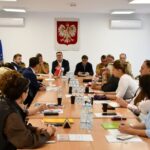 Bezpieczeństwo dzieci w gminie Gd&oacute;w. Dyrektorzy plac&oacute;wek spotkali się ze strażakami i samorządem