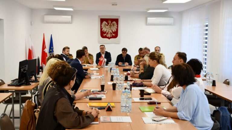 Bezpieczeństwo dzieci w gminie Gdów. Dyrektorzy placówek spotkali się ze strażakami i samorządem