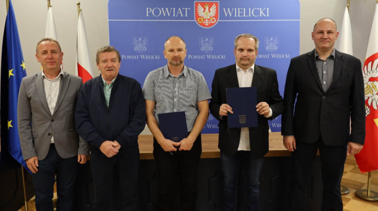 Powstanie projekt rozbudowy drogi do Strumian. Umowa na ponad 348 tys. zł podpisana