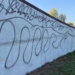 Napisy na murze i toaletach. W Niepołomicach liczą straty po wandalach