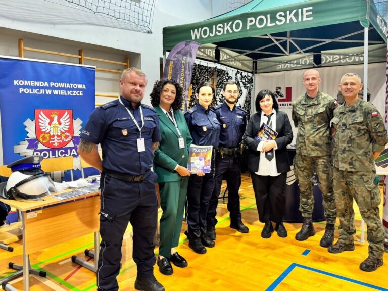 Jak wygląda służba w Policji? Wieliccy funkcjonariusze rozmawiali z młodzieżą na Targach Pracy