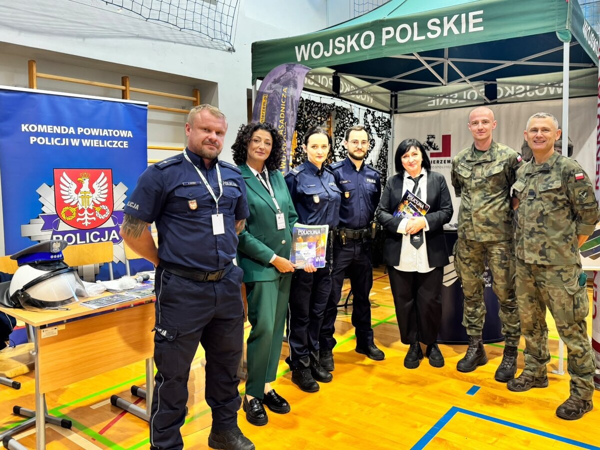 Jak wygląda służba w Policji? Wieliccy funkcjonariusze rozmawiali z młodzieżą na Targach Pracy