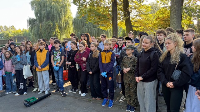 11. akcja sprzątania cmentarzy wojennych. Wieliczka zn&oacute;w włączyła się w inicjatywę
