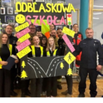 &bdquo;Odblaskowy zawr&oacute;t głowy&rdquo; w Sierczy. Uczniowie uczyli się bezpieczeństwa w praktyce