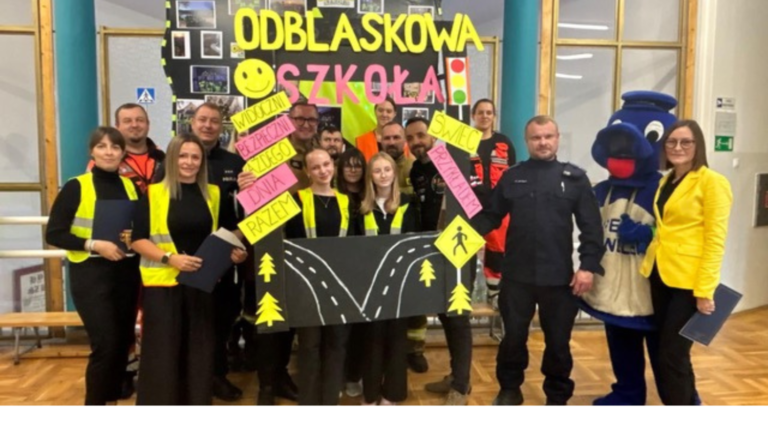 &bdquo;Odblaskowy zawr&oacute;t głowy&rdquo; w Sierczy. Uczniowie uczyli się bezpieczeństwa w praktyce
