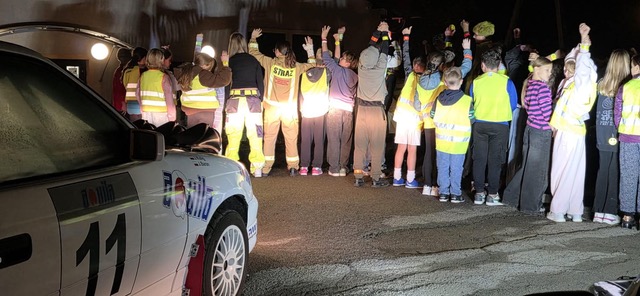 &bdquo;Odblaskowy zawr&oacute;t głowy&rdquo; w Sierczy. Uczniowie uczyli się bezpieczeństwa w praktyce