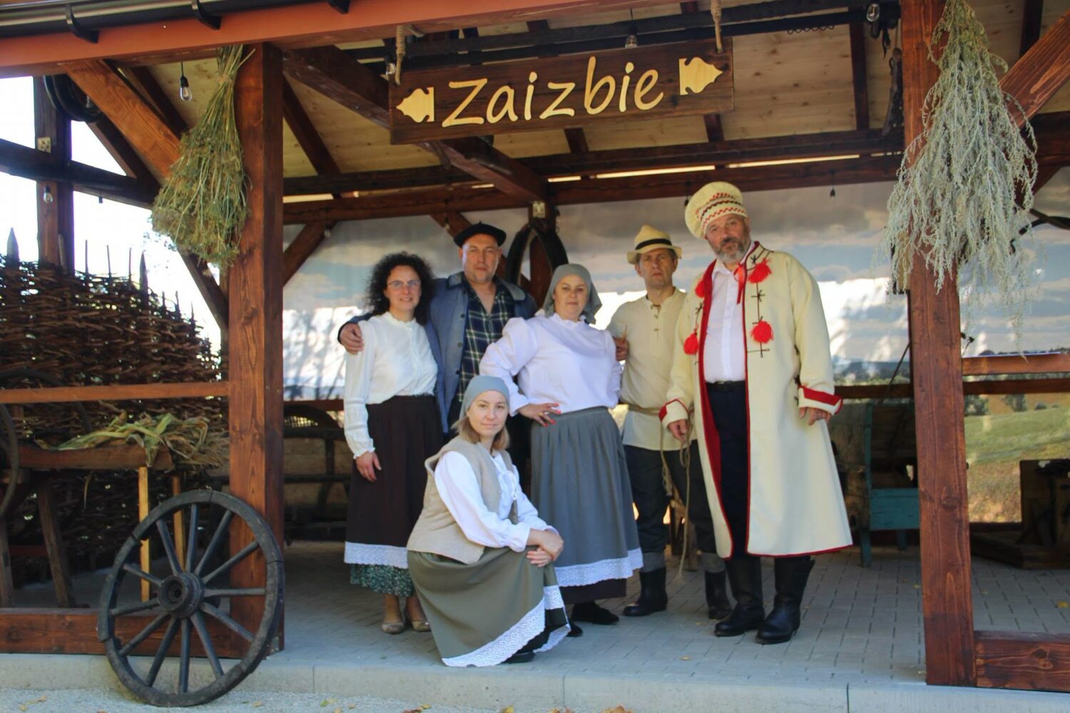 Dawne zwyczaje i wspomnienia mieszkańc&oacute;w. Historyczne spotkanie w Łazanach