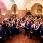 74 dyplomy i 30 nagr&oacute;d burmistrza. Uroczystość oświatowa w Niepołomicach