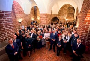 74 dyplomy i 30 nagr&oacute;d burmistrza. Uroczystość oświatowa w Niepołomicach