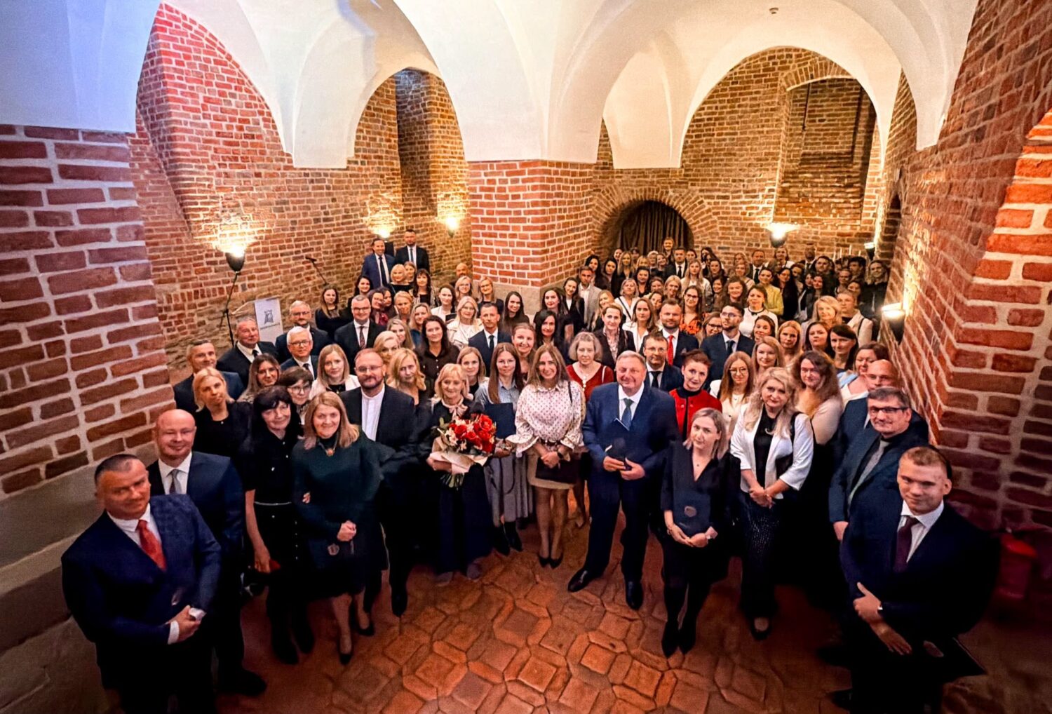 74 dyplomy i 30 nagr&oacute;d burmistrza. Uroczystość oświatowa w Niepołomicach