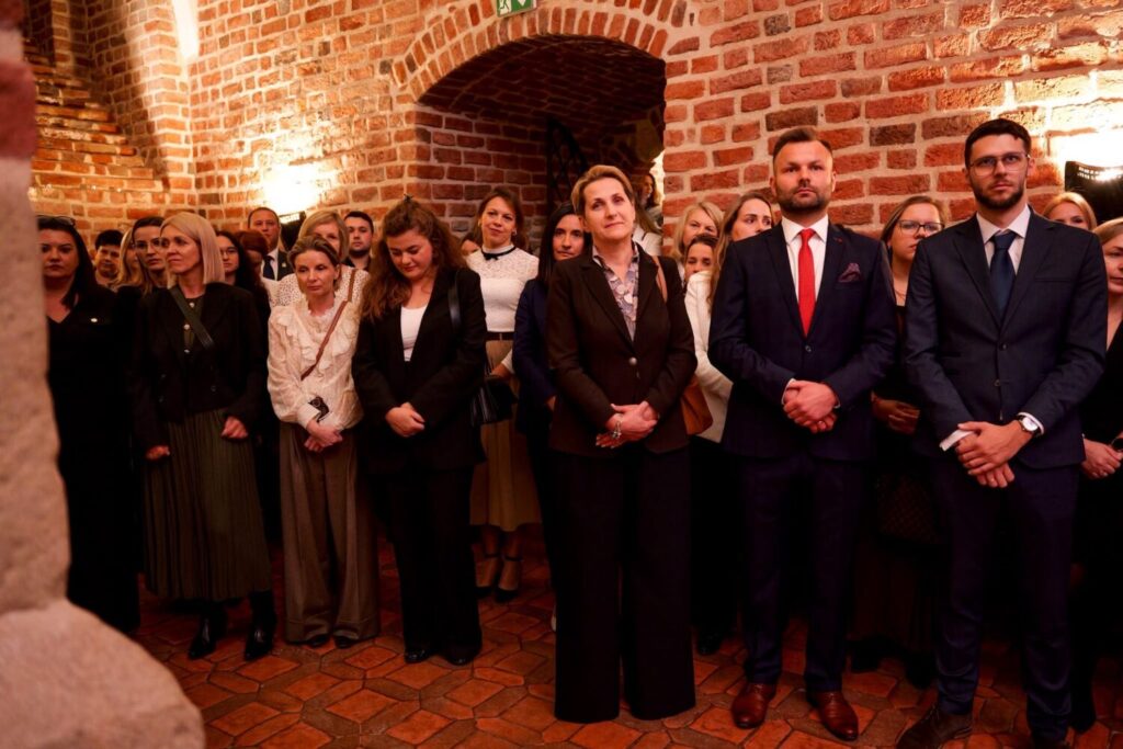 74 dyplomy i 30 nagr&oacute;d burmistrza. Uroczystość oświatowa w Niepołomicach