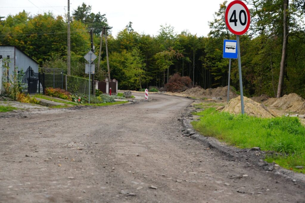 Nowe chodniki i jezdnia w gminie Kłaj. Trwają inwestycje za niemal 4,5 mln zł