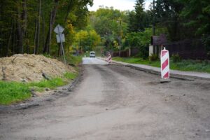 Nowe chodniki i jezdnia w gminie Kłaj. Trwają inwestycje za niemal 4,5 mln zł