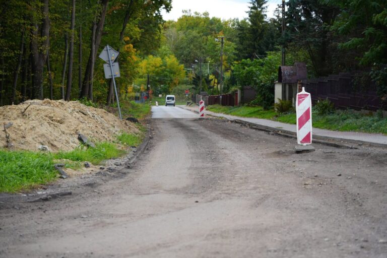 Nowe chodniki i jezdnia w gminie Kłaj. Trwają inwestycje za niemal 4,5 mln zł
