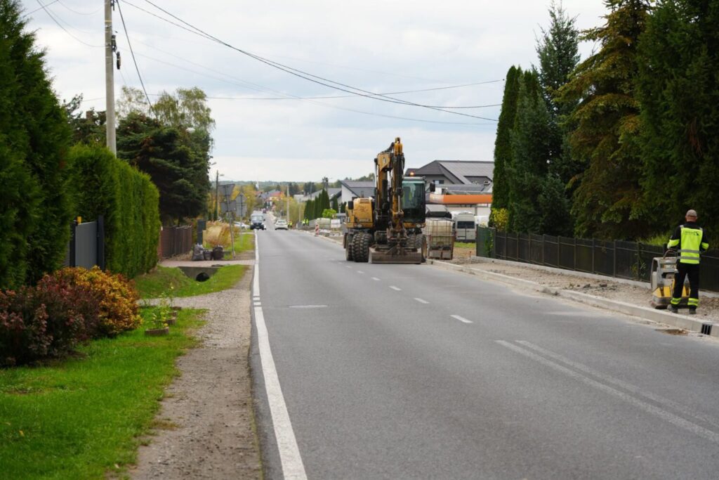 Nowe chodniki i jezdnia w gminie Kłaj. Trwają inwestycje za niemal 4,5 mln zł