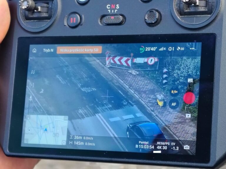 Policyjny dron nad Prosz&oacute;wkami. Kontrole na remontowanej DW 965