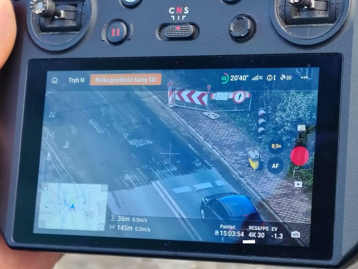 Policyjny dron nad Prosz&oacute;wkami. Kontrole na remontowanej DW 965