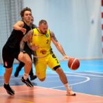Wieliczanie odrabiali straty, trybuny niosły dopingiem. Koszykarskie emocje w Wieliczce