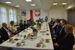 Nagrody i podziękowania w Biskupicach. Wyr&oacute;żniono nauczycieli i doceniono dyrektor&oacute;w
