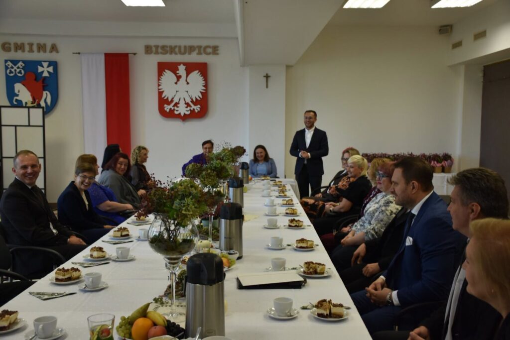 Nagrody i podziękowania w Biskupicach. Wyr&oacute;żniono nauczycieli i doceniono dyrektor&oacute;w