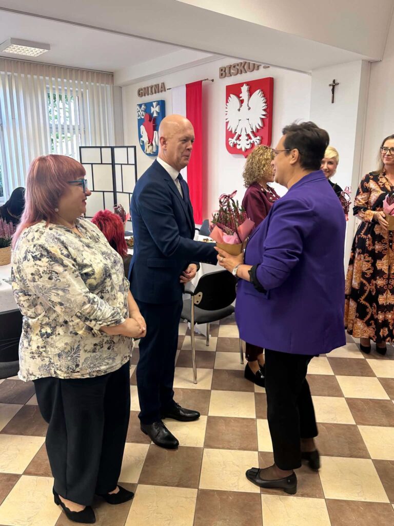 Nagrody i podziękowania w Biskupicach. Wyr&oacute;żniono nauczycieli i doceniono dyrektor&oacute;w