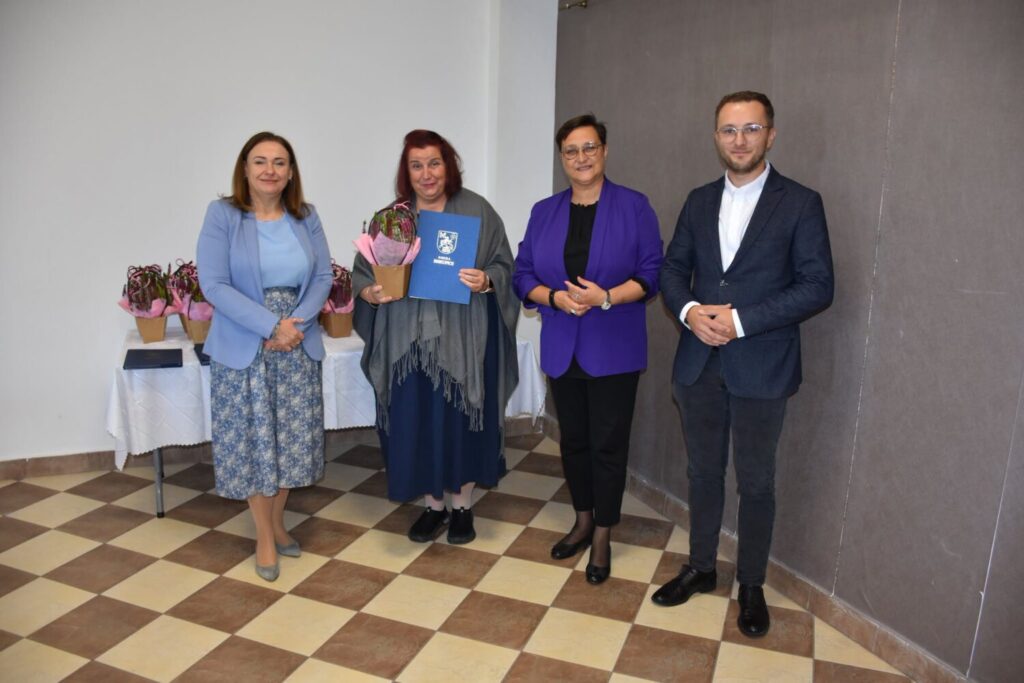 Nagrody i podziękowania w Biskupicach. Wyr&oacute;żniono nauczycieli i doceniono dyrektor&oacute;w