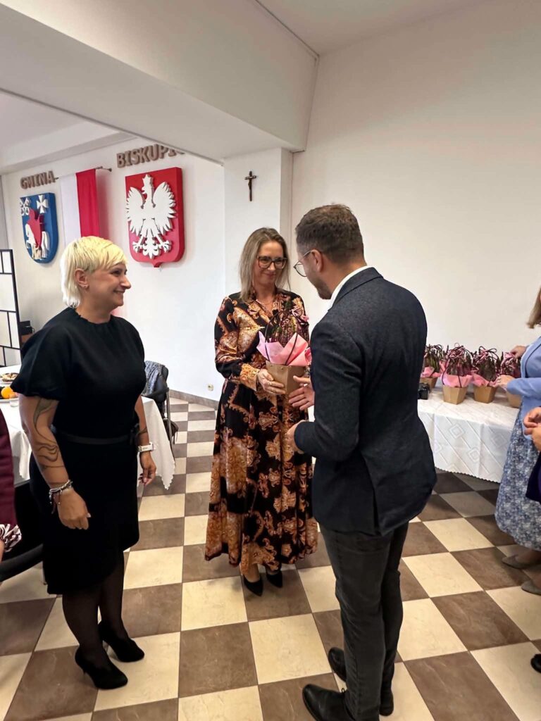 Nagrody i podziękowania w Biskupicach. Wyr&oacute;żniono nauczycieli i doceniono dyrektor&oacute;w