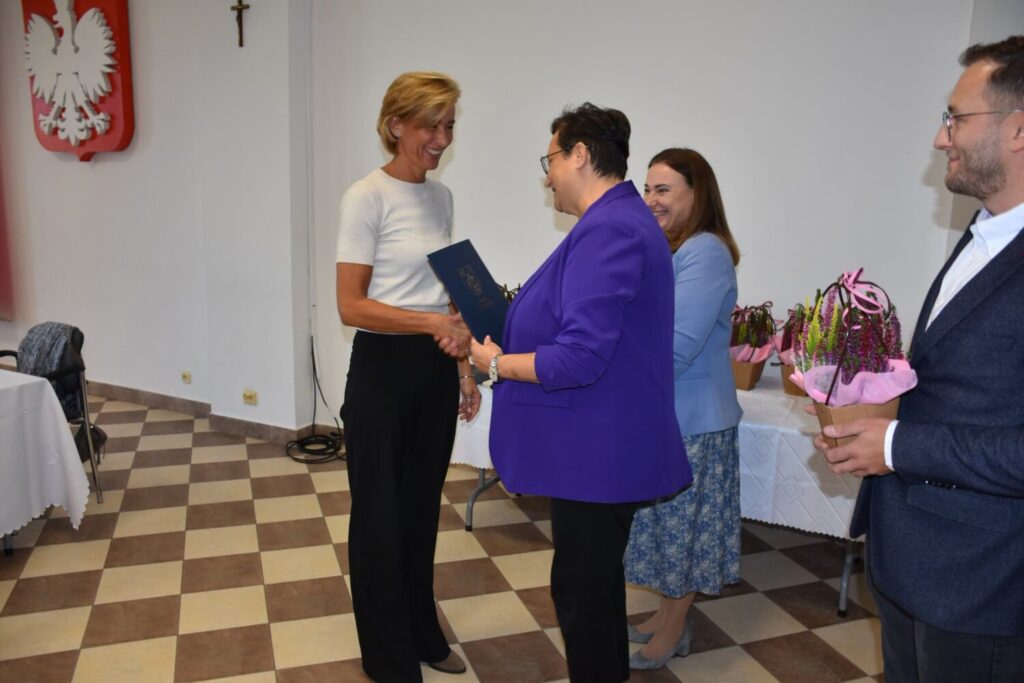 Nagrody i podziękowania w Biskupicach. Wyr&oacute;żniono nauczycieli i doceniono dyrektor&oacute;w