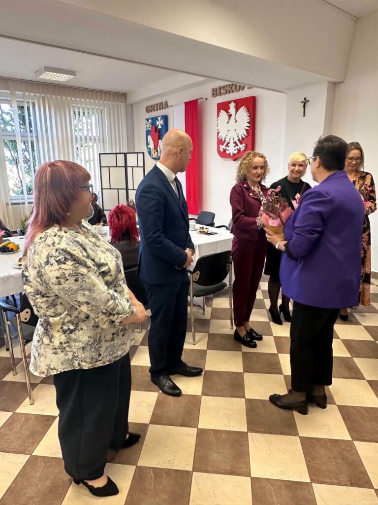 Nagrody i podziękowania w Biskupicach. Wyr&oacute;żniono nauczycieli i doceniono dyrektor&oacute;w