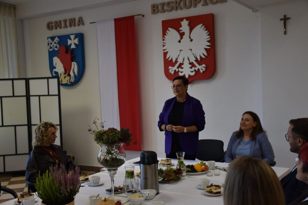 Nagrody i podziękowania w Biskupicach. Wyr&oacute;żniono nauczycieli i doceniono dyrektor&oacute;w