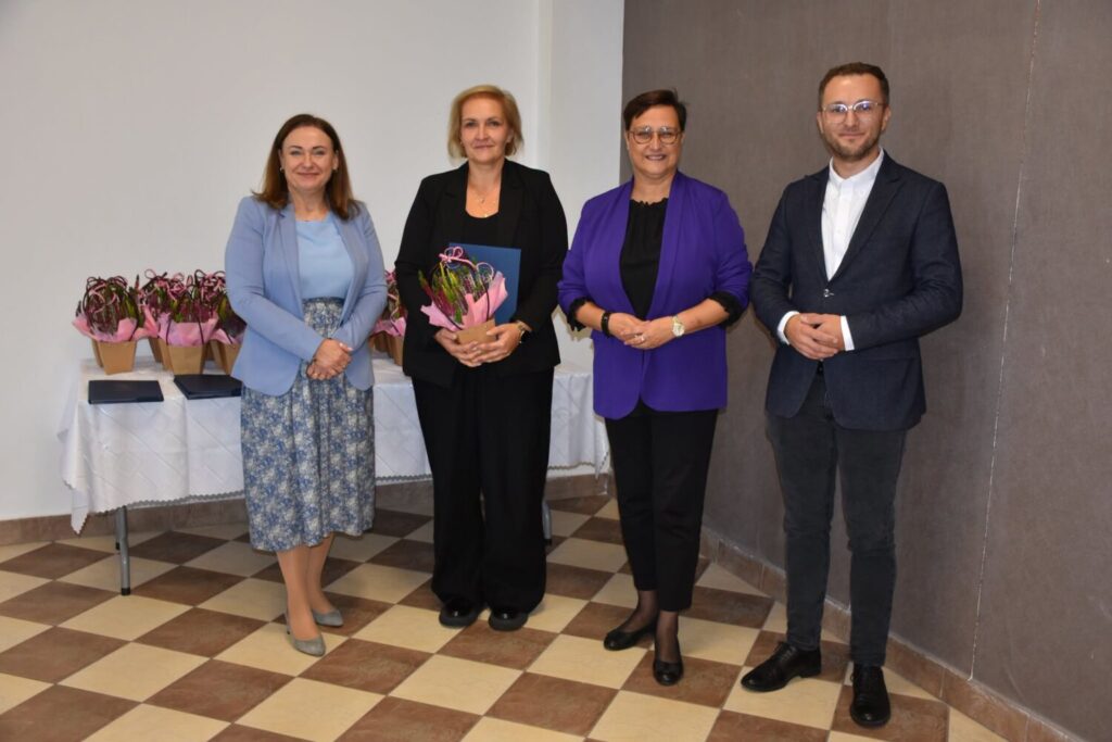 Nagrody i podziękowania w Biskupicach. Wyr&oacute;żniono nauczycieli i doceniono dyrektor&oacute;w