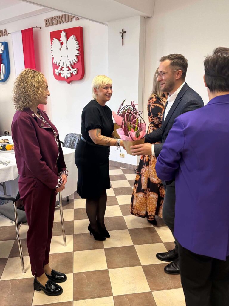 Nagrody i podziękowania w Biskupicach. Wyr&oacute;żniono nauczycieli i doceniono dyrektor&oacute;w