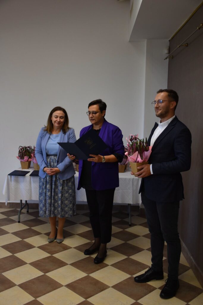 Nagrody i podziękowania w Biskupicach. Wyr&oacute;żniono nauczycieli i doceniono dyrektor&oacute;w