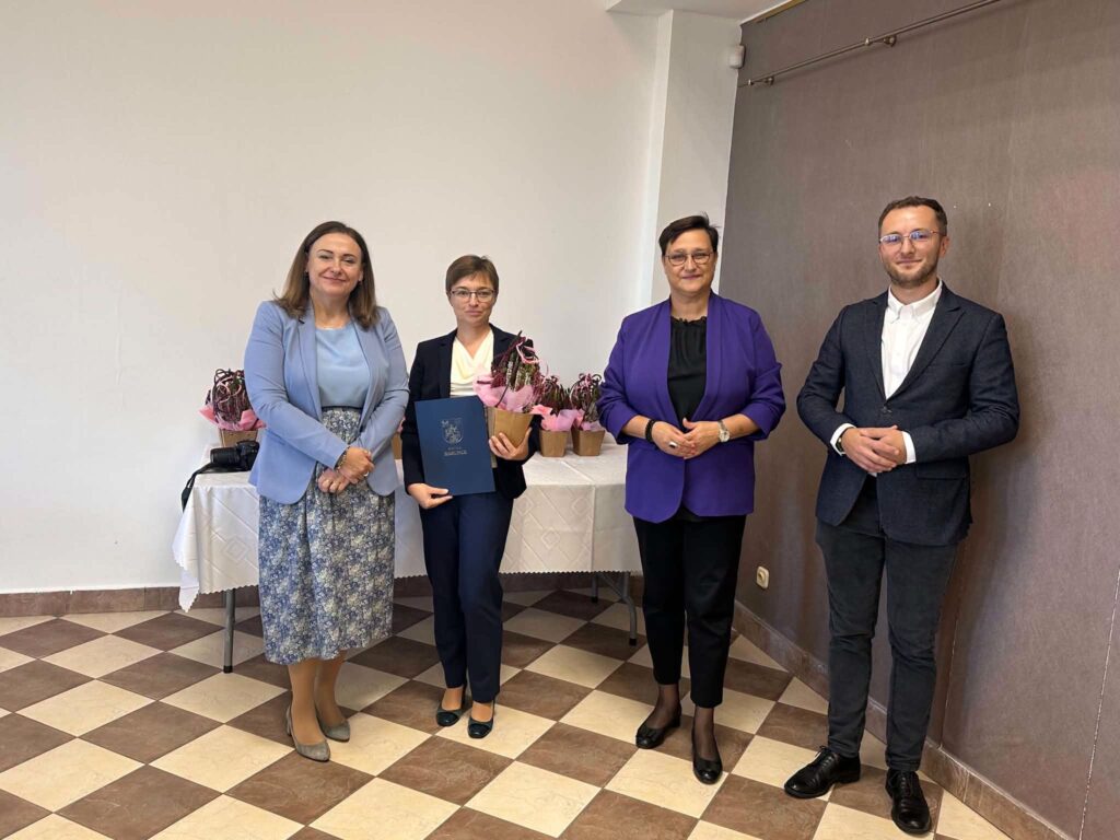 Nagrody i podziękowania w Biskupicach. Wyr&oacute;żniono nauczycieli i doceniono dyrektor&oacute;w