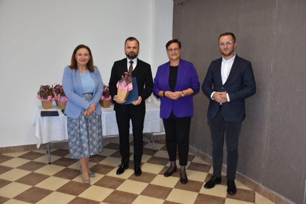 Nagrody i podziękowania w Biskupicach. Wyr&oacute;żniono nauczycieli i doceniono dyrektor&oacute;w