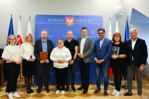 Około 900 metr&oacute;w drogi i nowy chodnik w Grabiu. Podpisano umowę