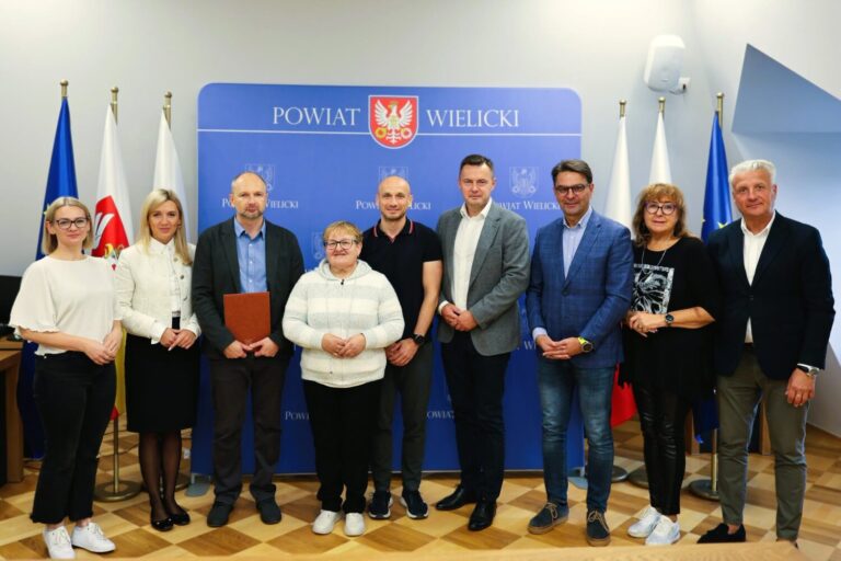 Około 900 metr&oacute;w drogi i nowy chodnik w Grabiu. Podpisano umowę