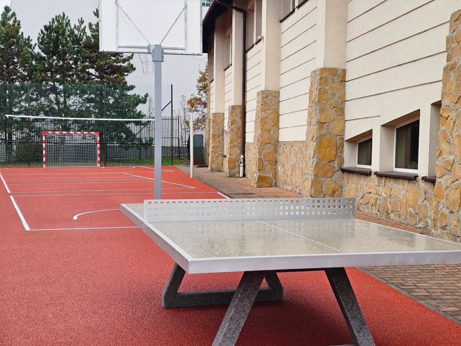 Nowa nawierzchnia i wyposażenie. Plac sportowy przy SP nr 1 w Wieliczce po modernizacji