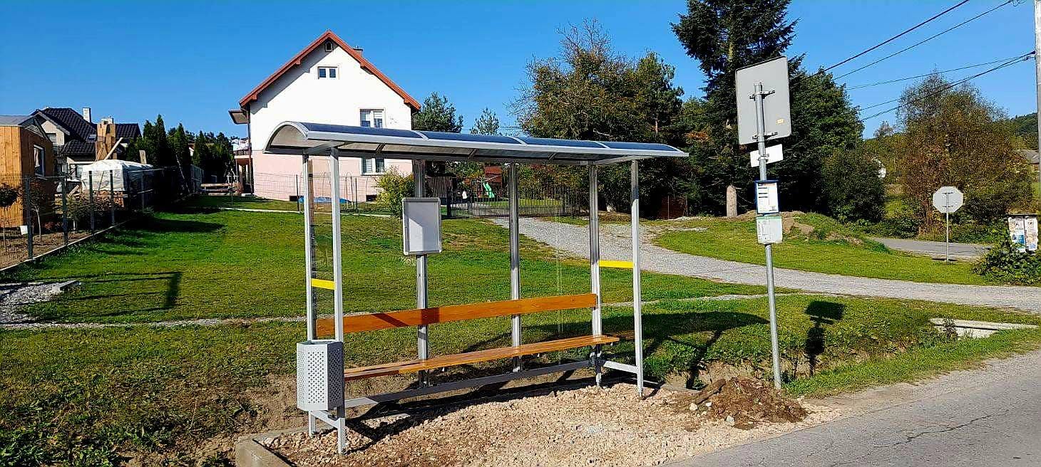 Sześć nowych wiat przystankowych w gminie Wieliczka