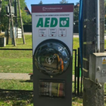 Nowy AED na Zarabiu w Gdowie. Urządzenie pomoże w sytuacji zagrożenia życia