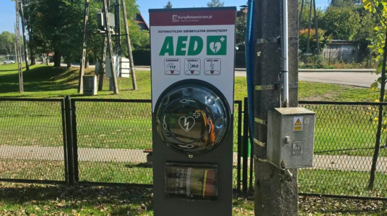 Nowy AED na Zarabiu w Gdowie. Urządzenie pomoże w sytuacji zagrożenia życia