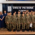 Ślubowanie i awanse kadet&oacute;w. Dzień Patrona w szkole w Niepołomicach