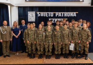 Ślubowanie i awanse kadet&oacute;w. Dzień Patrona w szkole w Niepołomicach