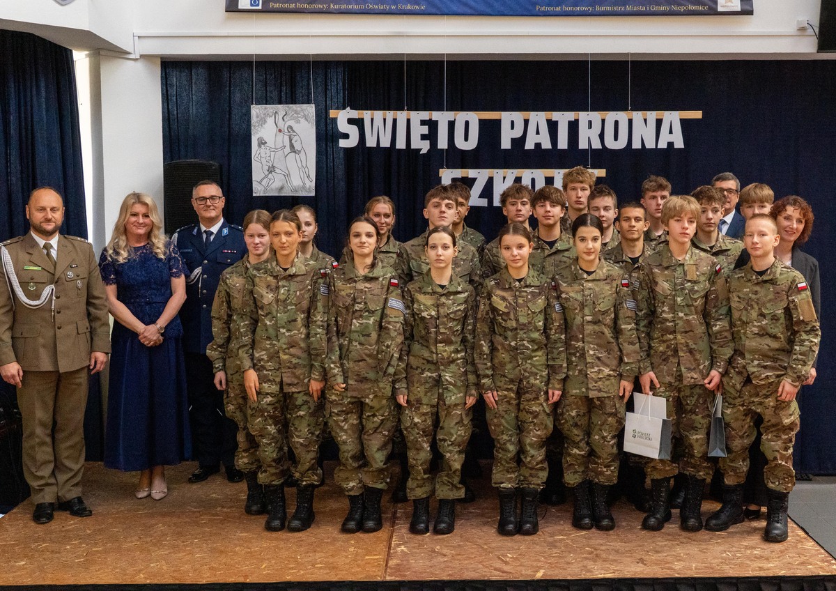 Ślubowanie i awanse kadetów. Dzień Patrona w szkole w Niepołomicach