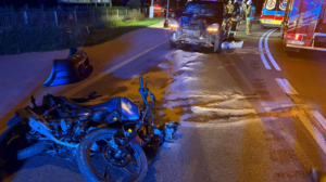 Zderzenie samochodu z motocyklem w Niepołomicach. Jedna osoba trafiła do szpitala