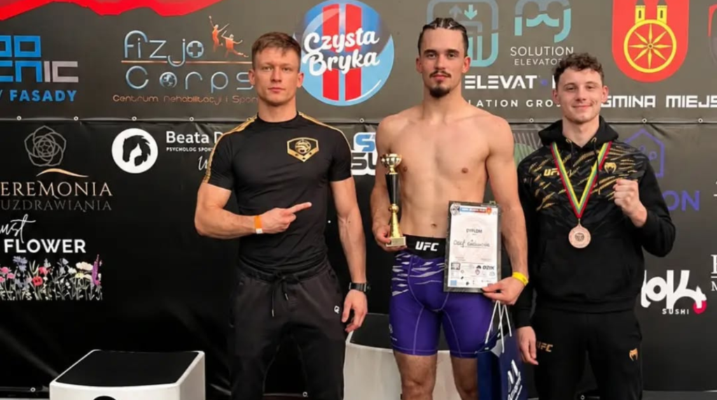 Zawodnicy z Wieliczki na podium zawod&oacute;w MMA Highkick 8